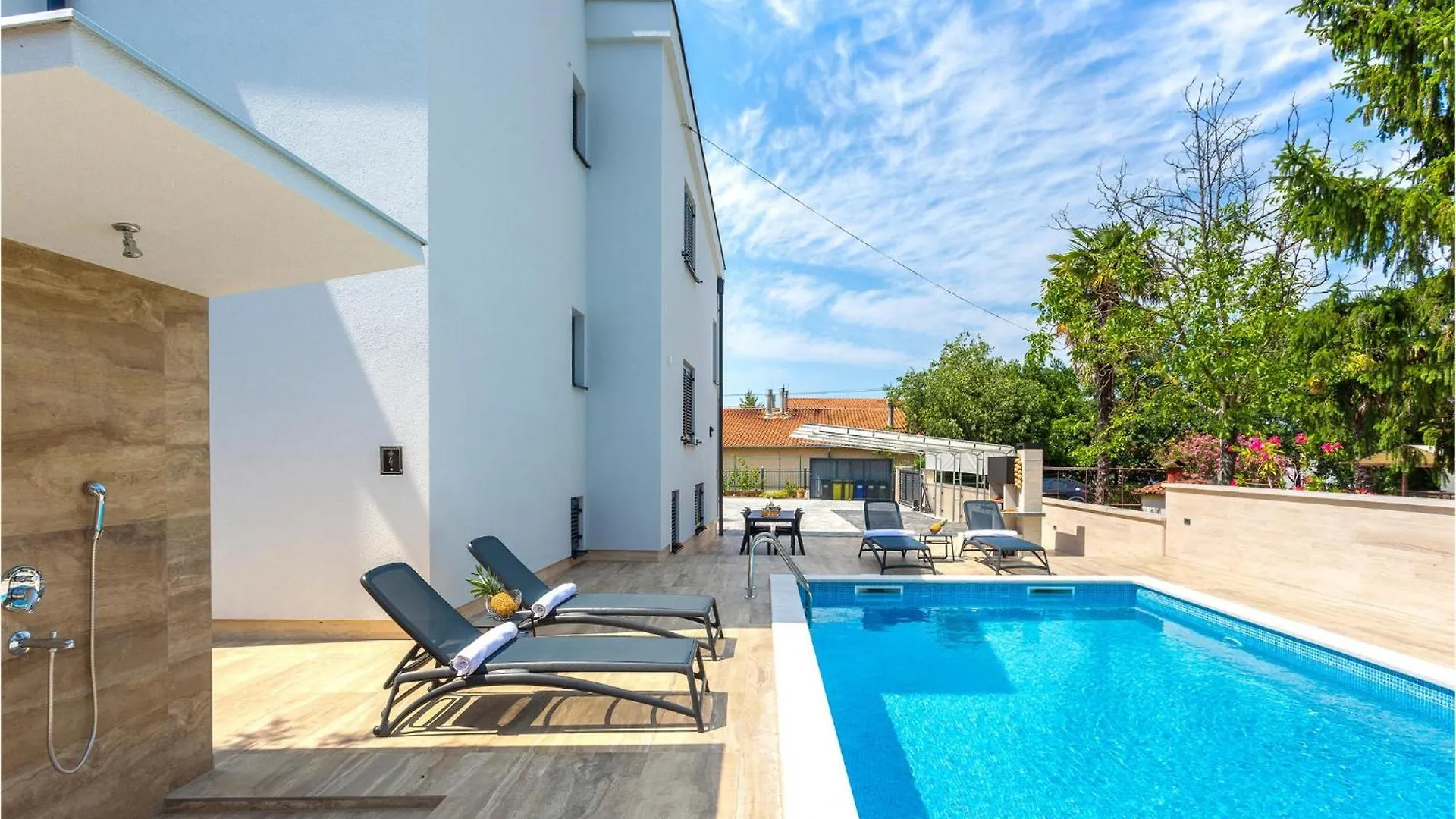 Beautiful Apartment In Malinska With Kitchen